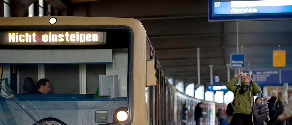 Nicht einsteigen! Wer wichtige Termine einhalten will, sollte besser nicht die S-Bahn benutzen.