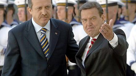 Mit militärischen und sonstigen Ehren. Als er noch Kanzler war, empfing Gerhard Schröder den türkischen Ministerpräsidenten mit den für Staatsgäste angemessenen Respektbezeugungen. Zu der nun geplanten Laudatio verpflichtet ihn kein Protokoll.
