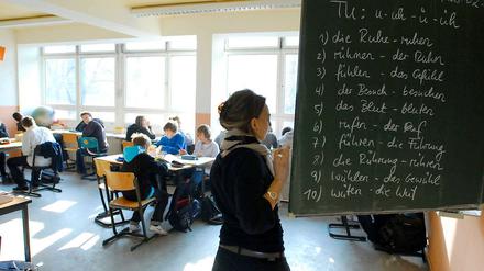 Tafelbild mit Ruhe. Eine Lehrerin erklärt Prinzipien der deutschen Sprache.