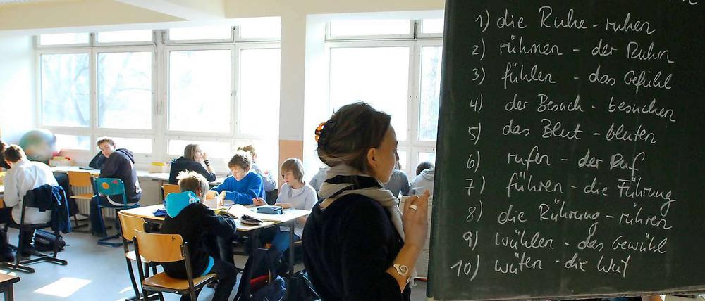 Tafelbild mit Ruhe. Eine Lehrerin erklärt Prinzipien der deutschen Sprache.