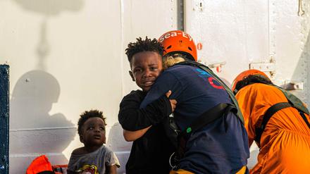 Helferinnen der Seenotrettungsorganisation Sea Eye kümmern sich um Kinder an Bord ihres Schiffs "Alan Kurdi" im Sommer 2019.