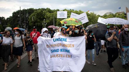 Sinti und Roma protestieren 2020 im Berliner Tiergarten gegen die Gefährdung des Mahnmals zum Gedenken an den NS-Völkermord an ihrer Minderheit.