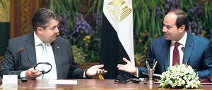 Bestes Einvernehmen: Der damalige Wirtschaftsminister Sigmar Gabriel (SPD) nannte Ägyptens Machthaber al Sisi (rechts) bei seinem Kairo-Besuch im April 2016 einen "beeindruckenden Präsidenten". Der Foltermord an Giulio Regeni lag da gerade zehn Wochen zurück.