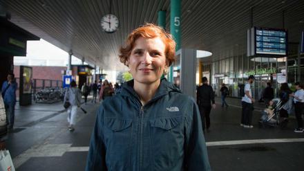 Eine Runde Berlin: Sozialsenatorin Katja Kipping (Linke) startet die Ringbahnrunde an der S-Bahnhaltestelle Gesundbrunnen.