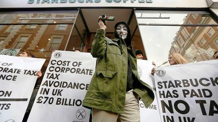 Aktivisten protestieren gegen die Steuerpolitik von Starbucks in Großbritannien.