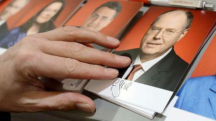 Autogrammkarten des Kandidaten beim außerordentlichen Bundesparteitag der SPD in Hannover.