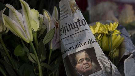 Erinnerung an Antonin Scalia, der am Wochenende im Alter von 79 Jahren starb, vor dem Supreme Court in Washington. 