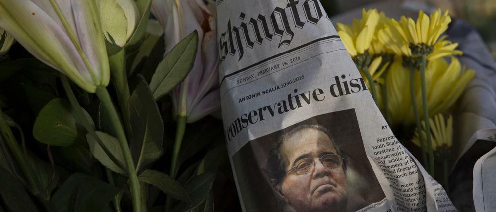 Erinnerung an Antonin Scalia, der am Wochenende im Alter von 79 Jahren starb, vor dem Supreme Court in Washington. 