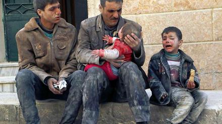 Erschütternde Bilder: Eine Familie nach einem Luftschlag der syrischen Armee in Aleppo.