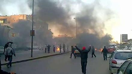 Regimegegner verbrennen Reifen und protestieren gegen Assad und das Referendum. Das Bild zeigt den Ausschnitt eines Youtube-Videos, dass am 26. Februar hochgeladen wurde.