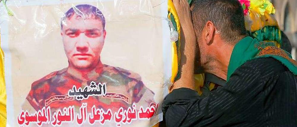 Ein Unterstützer des syrischen Regimes trauert um einen getöteten Kämpfer. 