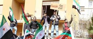 In Libyen lebende Syrer protestieren am Sonntag vor der russischen Botschaft in Tripolis, weil Russland eine UN-Resolution gegen Assad verhindert hat. Aus Syrien selbst gibt es weiterhin kaum Bilder.
