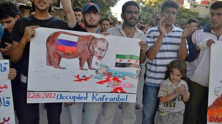 Syrische Demonstranten protestieren gegen das Veto Russlands gegen eine UN-Intervention.