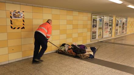 Räumung auf dem oberen Bahnsteig im U-Bahnhof Lichtenberg in Berlin-Lichtenberg: Obdachlose dürfen sich dort tagsüber nicht mehr aufhalten.