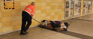 Räumung auf dem oberen Bahnsteig im U-Bahnhof Lichtenberg in Berlin-Lichtenberg: Obdachlose dürfen sich dort tagsüber nicht mehr aufhalten.
