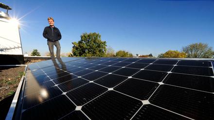 Tagesspiegel-Reporter Ralf Schönball auf dem Dach seines Hauses mit Solaranlage