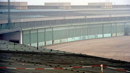 Der Flughafen Tempelhof im Nebel.