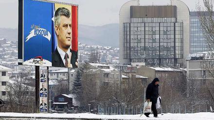 Ein Wahlplakat von Hashim Thaci im Kosovo