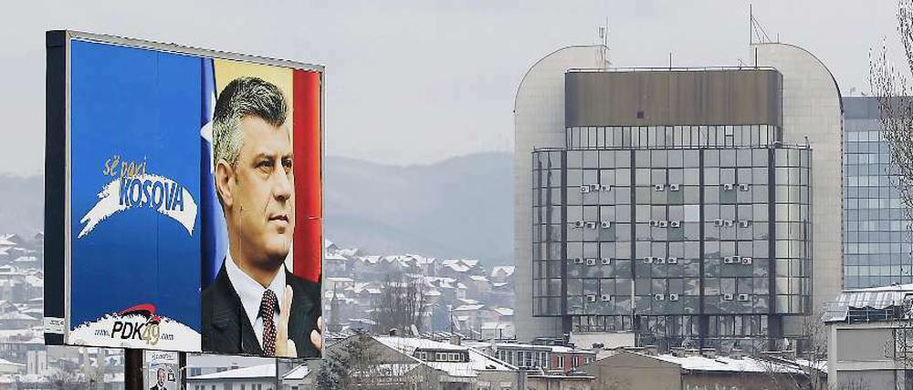 Ein Wahlplakat von Hashim Thaci im Kosovo