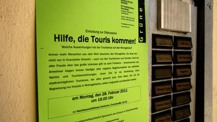 Ein Plakat mit der Aufschrift "Hilfe, die Touris kommen!" in Kreuzberg.