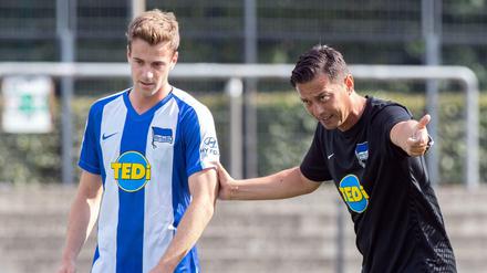 Anweisungen an den Youngster: Hertha-Trainer Ante Covic im Dialog mit Lukas Klünter . 