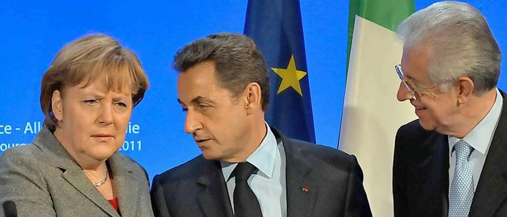 Angela Merkel mit Nicolas Sarkozy (Mi.) und Mario Monti in Straßburg.