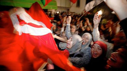 Anhänger der islamistischen Ennahda feiern den Wahlsieg in Tunis.