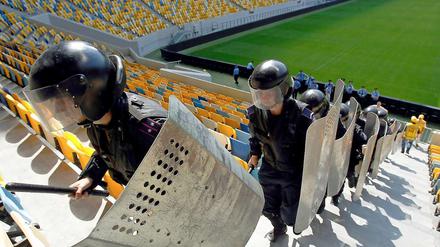 Ukrainische Sicherheitskräfte bei einer Übung zur Vorbereitung der Fußball-EM