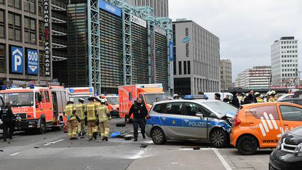 Polizisten und Feuerwehrmänner arbeiten an dem Unfallort, an dem ein Polizist mit voller Fahrt auf Fabien Martini prallte-.
