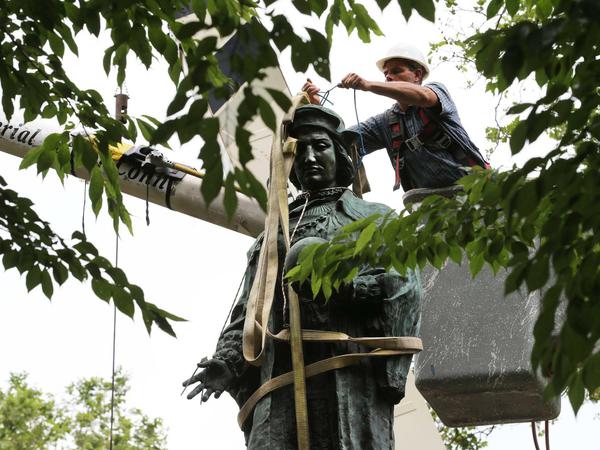 Eine Statue des Entdeckers Christoph Kolumbus wird in New Haven abgebaut, weil einige Gruppen ihn als Unterdrücker der Eingeborenen brandmarken. 