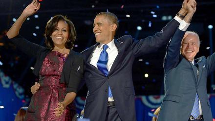 Michelle und Barack Obama und Vize-Präsident Joe Biden feiern den Wahlsieg.