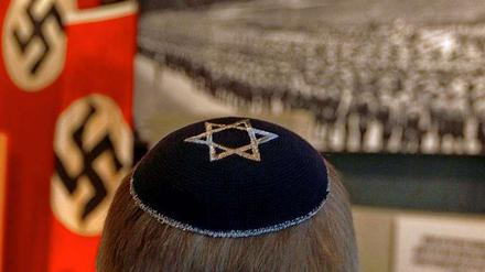 Ein Besucher in der israelischen Holocaust-Gedenkstätte Jad Vashem. Christian Wulff wird dort bei seinem ersten Israel-Besuch als Bundespräsident erwartet.