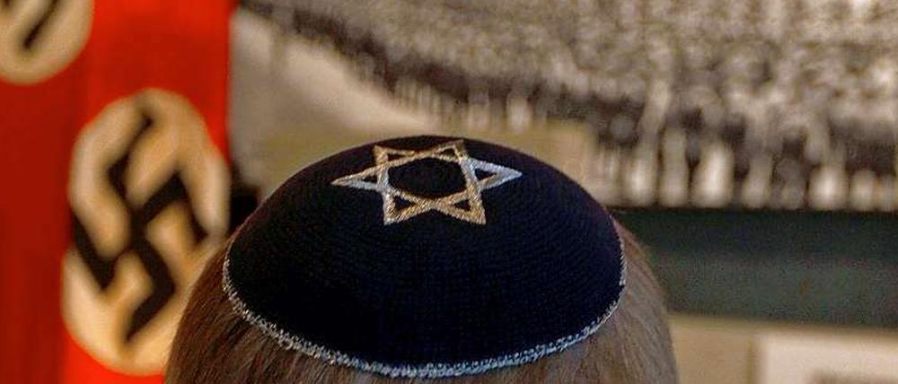 Ein Besucher in der israelischen Holocaust-Gedenkstätte Jad Vashem. Christian Wulff wird dort bei seinem ersten Israel-Besuch als Bundespräsident erwartet.