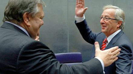Luxemburgs Premierminister und Vorsitzender der Eurogruppe Jean-Claude Juncker (r.) begrüßt den griechischen Finanzminister Evangelos Venizelos in Luxemburg. 