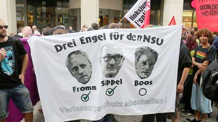 Mit einem Transparent gegen den Verfassungsschutz demonstrieren Gegner der NPD-Veranstaltung "Rock für Deutschland" auf dem Puschkinplatz in Gera. 
