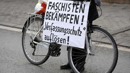 Den Verfassungsschutz aufzulösen fordert auch dieser Demonstrant in Kassel.