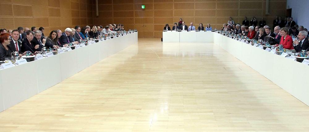 Reden im Viereck, reden konzentriert: Große Verhandlungsrunde der CDU und SPD.