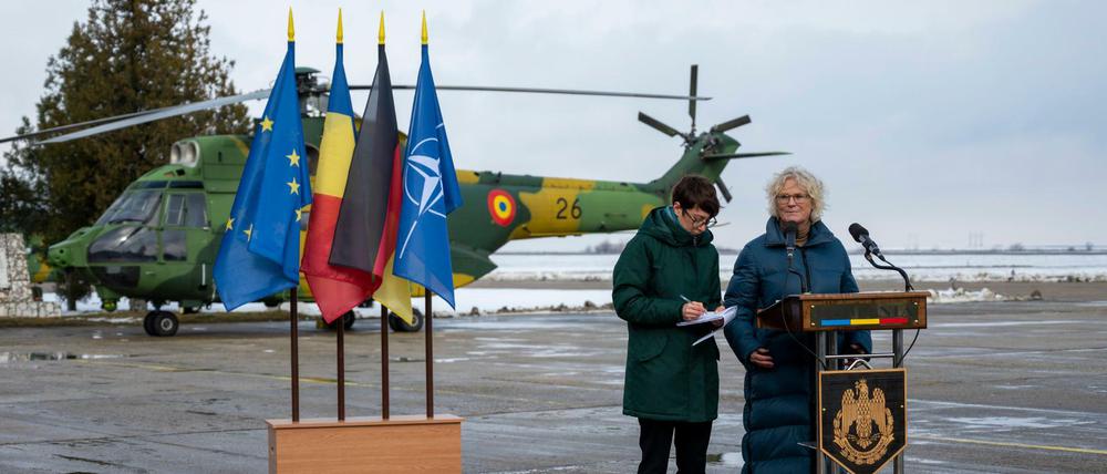 Christine Lambrecht (SPD), Bundesverteidigungsministerin, spricht bei einem Besuch der deutschen Truppen, die in Constanta (Rumänien) stationiert sind. 