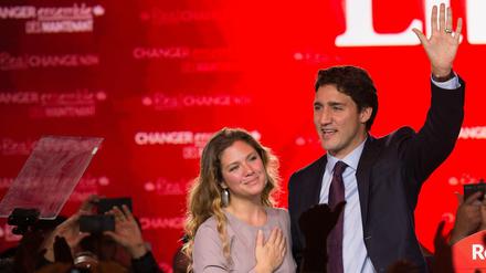 Justin Trudeau und seine Frau Sophie feiern in Montreal den Wahlsieg.