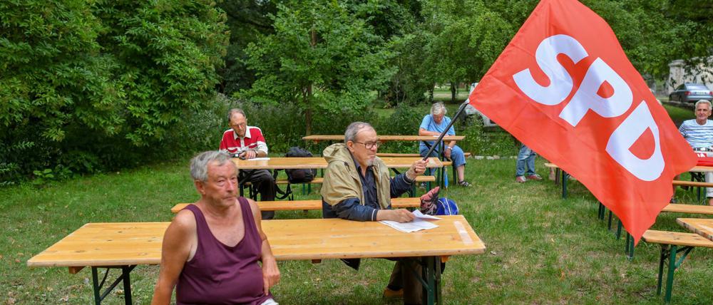 Dünne Besetzung im Kernland Brandenburg: Teilnehmer einer SPD-Wahlveranstaltung im Museumspark Rüdersdorf.