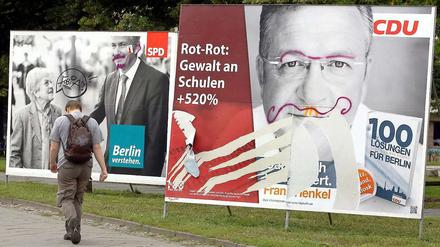 Beschädigte Wahlplakate in Kreuzberg. 