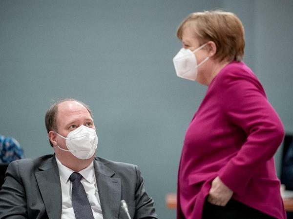 Bundeskanzlerin Angela Merkel (CDU) und Kanzleramtschef Helge Braun (Archivbild) 