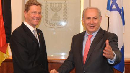 Ein Handschlag und ein Lächeln: Israels Premier Netanjahu (l.) empfängt den deutschen Außenminister Westerwelle im September 2011 in Jerusalem.