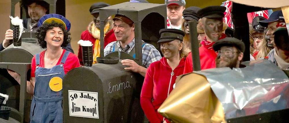 "Wetten, dass..?" aus Augsburg: Teilnehmer der Stadtwette, verkleidet als Jim Knopf und Lukas der Lokomotivführer aus der Augsburger Puppenkiste.