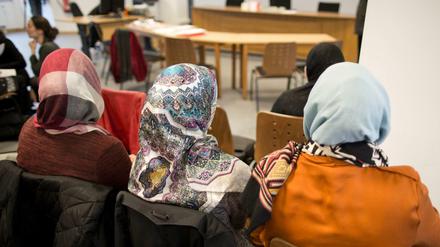 Frauen mit Kopftüchern sitzen im Berliner Arbeitsgericht, wo über das Kopftuchverbot für Lehrerinnen an Berliner Schulen verhandelt wird.