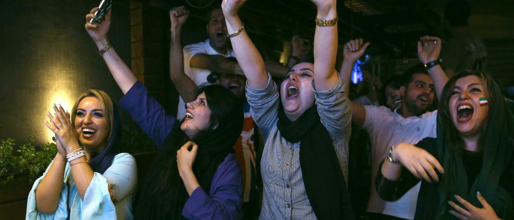 Frauen feiern in Teheran zusammen mit Männern beim Public Viewing.