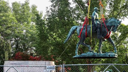 Arbeiter entfernen am 10. Juli 2021 die Statue von General Robert E. Lee in Charlottesville, USA.