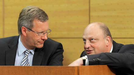 Sind sich heute uneins, wie eng ihre Freundschaft war: Christian Wulff und Olaf Glaeseker 2010 im niedersächsischen Landtag.