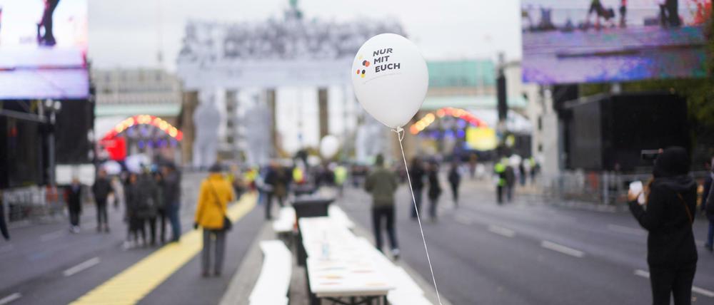 Ein einzelner Luftballon mit dem Motto "Nur mit Euch" flattert bei den Proben für die Feierlichkeiten zum Tag der Deutschen Einheit vor der Hauptbühne am Brandenburger Tor.