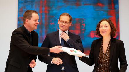 Klaus Lederer, Michael Müller und Ramona Pop nach der Unterzeichnung des Koalitionsvertrags von SPD, Linken und Grünen.